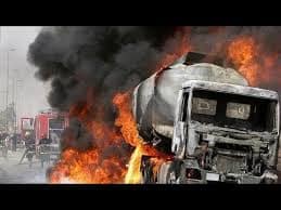 ٹرک سے تصادم کے بعد آئل ٹینکر دھماکے سے پھٹ گیا ، 48 افراد ہلاک