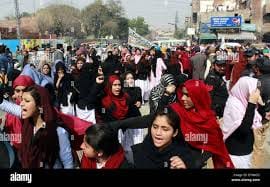 لاہور کالج فار ویمن یونیورسٹی کی طالبات جنسی ہراسمنٹ و زیادتی کے واقعات کیخلاف سراپا احتجاج