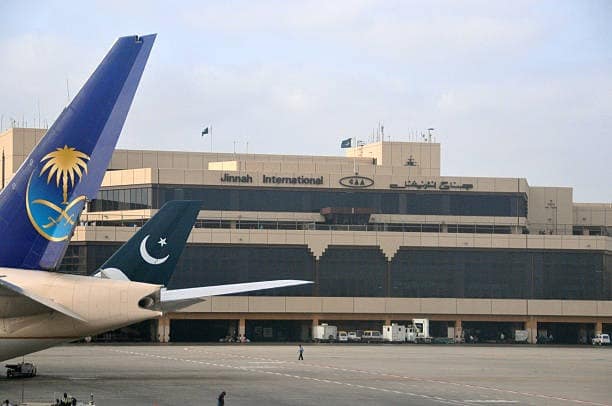 کراچی ایئرپورٹ کی چھتیں ٹپکنے لگیں