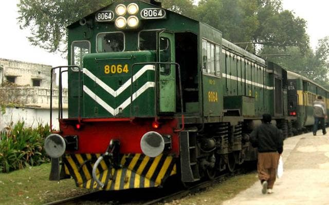 دو مسافر ٹرینوں کو بند کردیا گیا