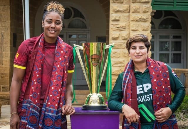 پاک ویسٹ انڈیز سیریز،ٹرافی کی رونمائی کردی گئی Pak West Indies series, trophy was unveiled
