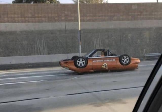 اُلٹی گاڑی نے سب کو حیران کردیا