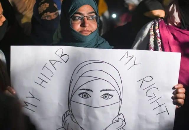 کھانا کھائو مگر حجاب اتارو،بھارت میں عجیب پابندی Eat food but take off pilgrims,a strange ban in India