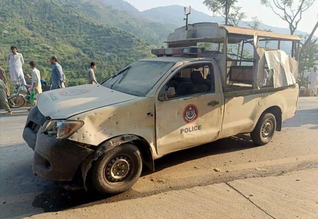 سوات: پولیس موبائل پربم دھماکا، 1 اہلکار شہید، 3 زخمی