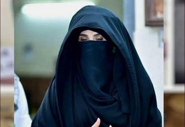 عمران خان کی اہلیہ بشریٰ بی بی پشاور سے لاہور زمان پارک پہنچ گئیں