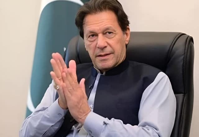 عمران خان نے تحریک انصاف کے خلاف اقدامات پر آئینی درخواست دائر کر دی