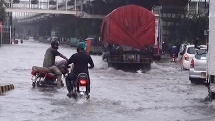 لاہور میں موسلادھار بارش، 44 سالہ ریکارڈ ٹوٹ گیا