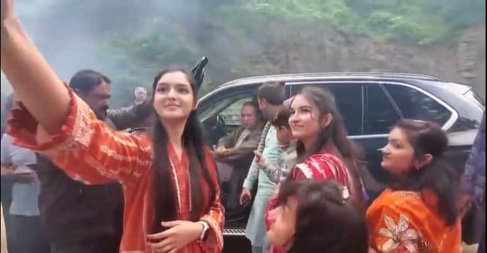 نواز شریف نے اپنے چاہنے والوں کو دیکھ کر گاڑی روک لی۔