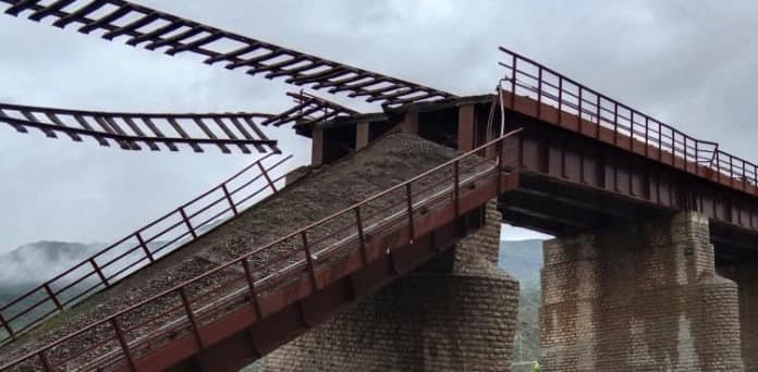 ریلوے پل پر نامعلوم ملزمان کا دھماکا