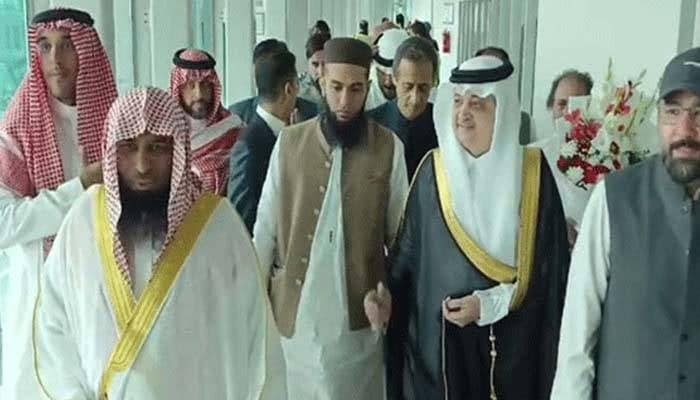 مسجد نبویؐ کے امام نواز شریف سے ملاقات کیلیے مری پہنچ گئے