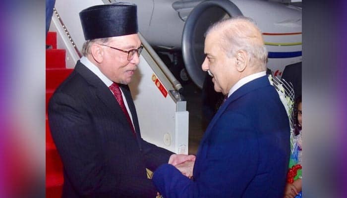 ملائیشیا کے وزیراعظم 3 روزہ دورے پر پاکستان پہنچ گئے