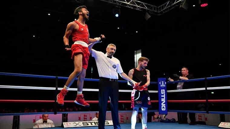 پاکستانی نژاد برطانوی باکسر نے امریکی حریف کو دھو ڈالا