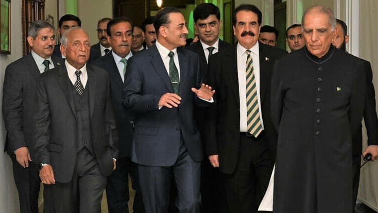 چیلنجز سے نبردآزما ہونے کے لیے متحد رہنے کی ضرورت ہے : آرمی چیف