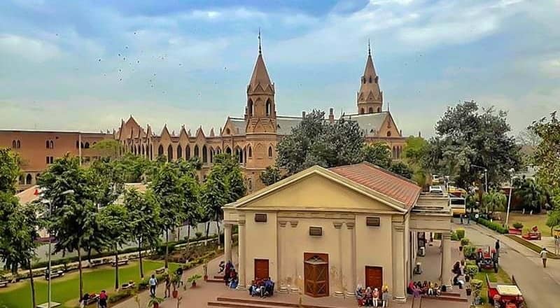 جی سی یو کے طلبہ و طالبات کے جینز اور ٹی شرٹ پہننے پر پابندی، نیا ڈریس کوڈ جاری