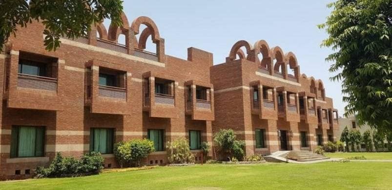 جم خانہ کی زمین ایک سو سترہ ایکڑ سات کنال اور ماہانہ کرایا صرف 417 روپے