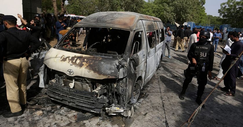 کراچی: غیر ملکی شہریوں کی گاڑی پر حملہ،2 دہشتگرد ہلاک