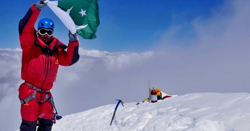 پاکستانی کوہ پیما سرباز علی نے بغیر آکسیجن ماؤنٹ ایورسٹ سر کر لی