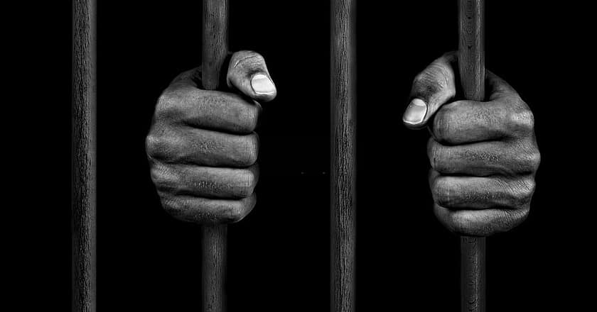 راولاکوٹ جیل سے دہشتگرد سمیت 19 قیدی اہلکار کو یرغمال بنا کر فرار