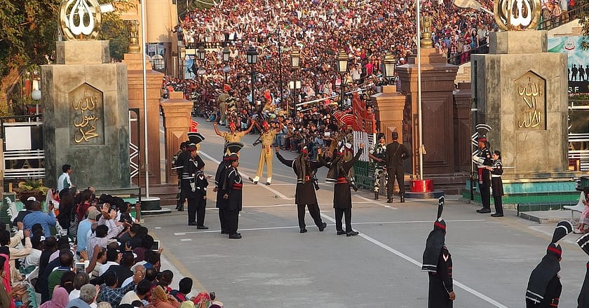 یوم آزادی : واہگہ بارڈر پر پرچم اتارنے کی تقریب