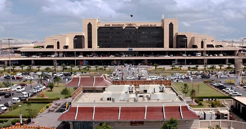 عراق میں پھنسے پاکستانی زائرین کی پہلی پرواز کراچی پہنچ گئی