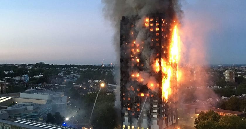 لندن کی ایک رہائشی عمارت میں آگ لگ گئی