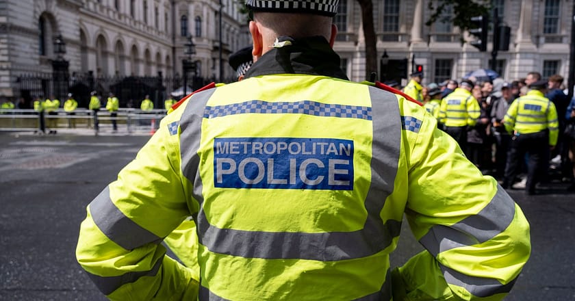 انگلینڈ: فسادیوں نے مرکزی پولیس آفس کو آگ لگا دی