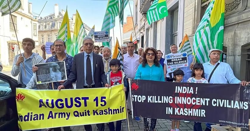 برسلزمیں کشمیریوں کا بھارتی سفارتخانے کے سامنے احتجاج