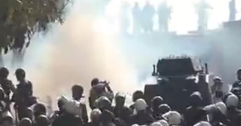 پی ٹی آئی کارکنان کا پتھراؤ ، پولیس اہلکار زخمی، ایف سی طلب