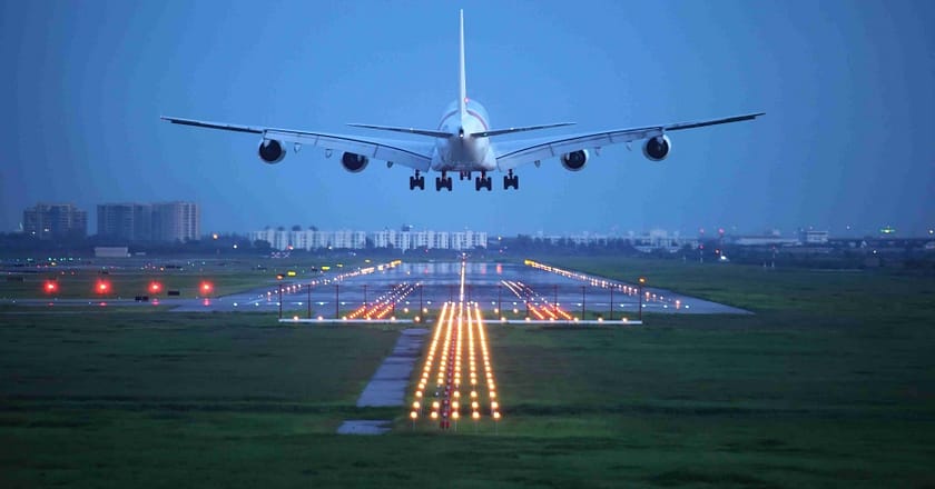 طیارے سے 15 مسافر آف لوڈ ، 2 انسانی اسمگلر گرفتار