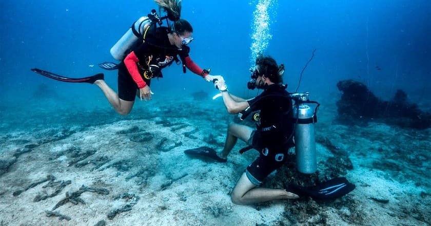 سمندر کی گہرائی میں منگنی کی تقریب