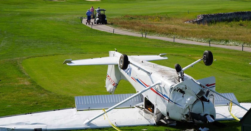 طیارہ کچے رن وے پر اترنے کے دوران لوڈر رکشے سے ٹکرا گیا