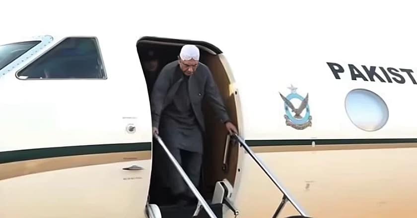 آصف زرداری کا دبئی ایئر پورٹ پر جہاز سے اترتے ہوئے پاؤں فریکچر