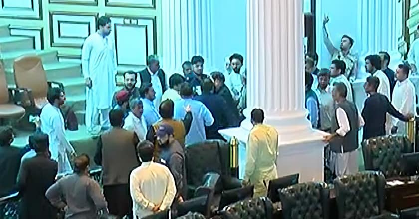 خیبر پختونخوا اسمبلی میں لاتوں اور مکوں کا استعمال، 3 افراد گرفتار