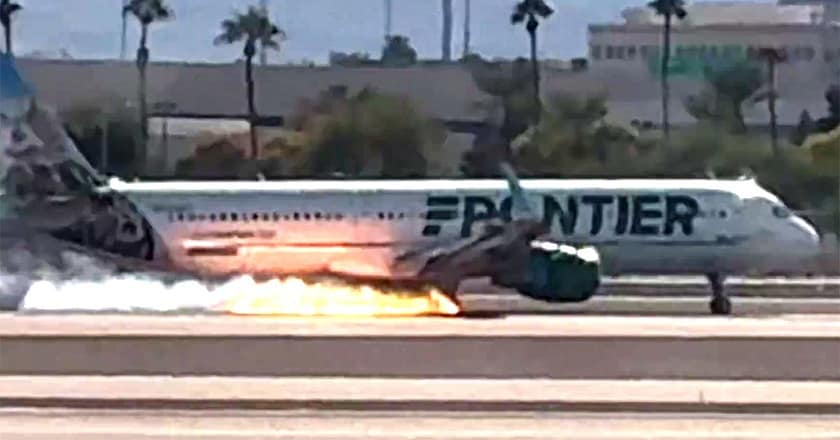 لینڈنگ کے دوران ایک مسافر طیارے میں آگ بھڑک اٹھی