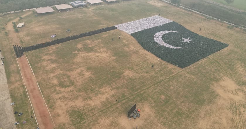 دنیا کے سب سے بڑے انسانی پرچم کا ریکارڈ پاکستان کے نام