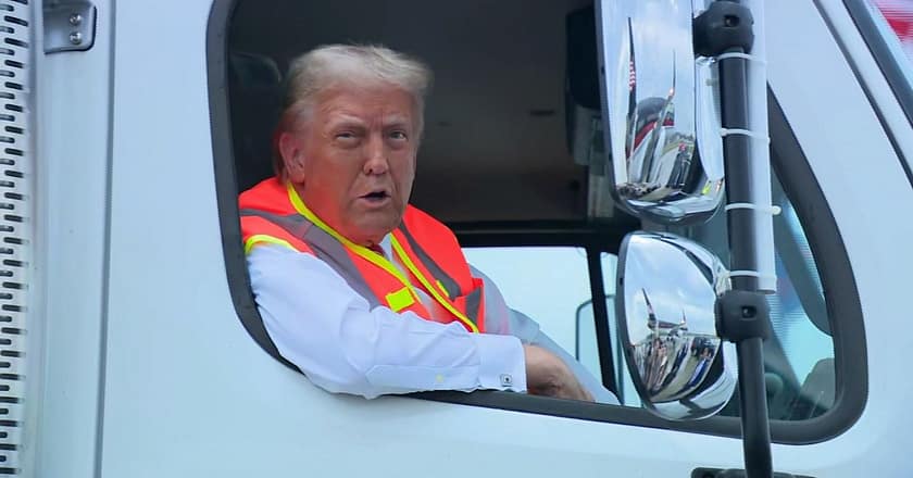 ڈونلڈ ٹرمپ کچرے کے ٹرک میں بیٹھ گئے