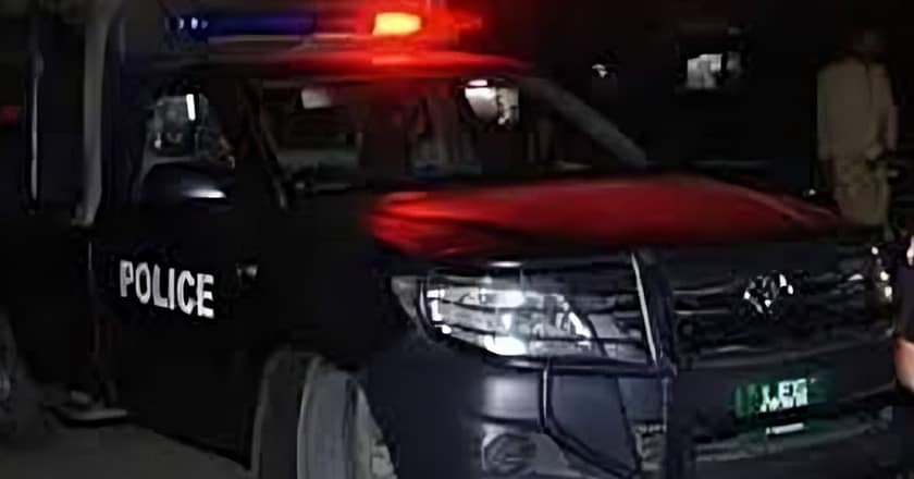 پولیس اہلکار نوجوان کو زخمی کرکے پھینک گئے