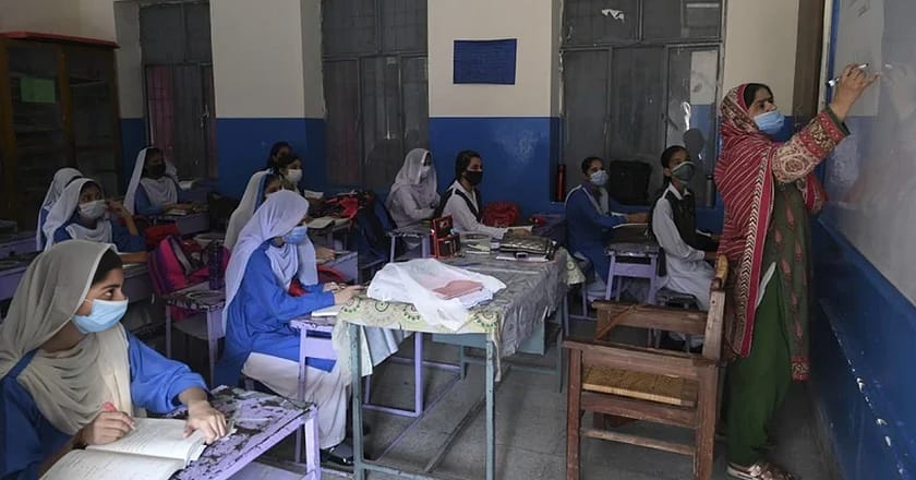 جہانیاں: گورنمنٹ گرلز ہائی اسکول میں بھگدڑ مچنے سے 8 طالبات زخمی