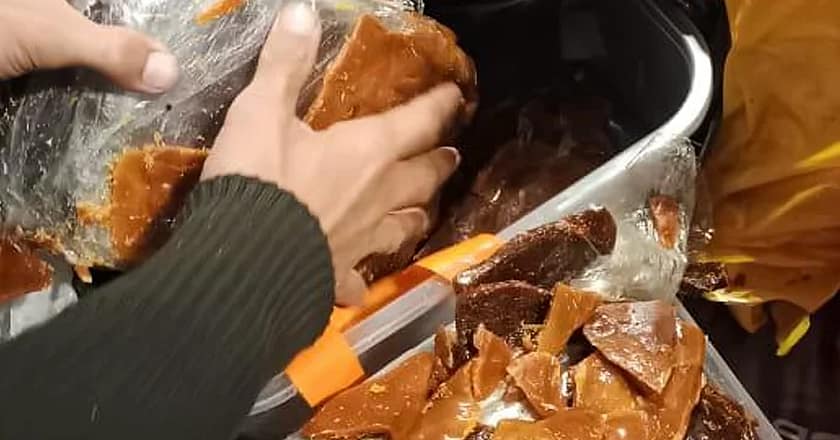 پشاور سے گُڑ کی آڑ میں ساڑھے 10 کلو چرس کی دوحہ اسمگلنگ ناکام