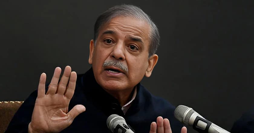 اسمگلنگ کے خاتمے کا کریڈٹ آرمی چیف کو جاتا ہے: وزیرِ اعظم