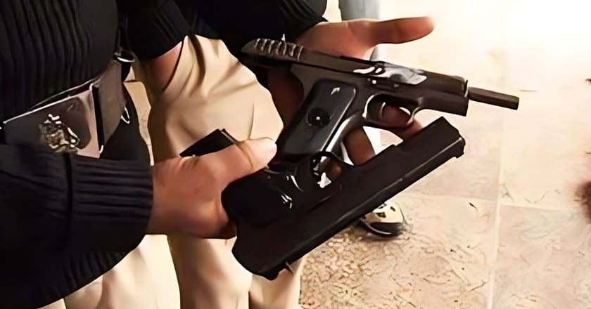 مردان میں پولیس مقابلہ: خطرناک اشتہاری ہلاک، کانسٹیبل زخمی