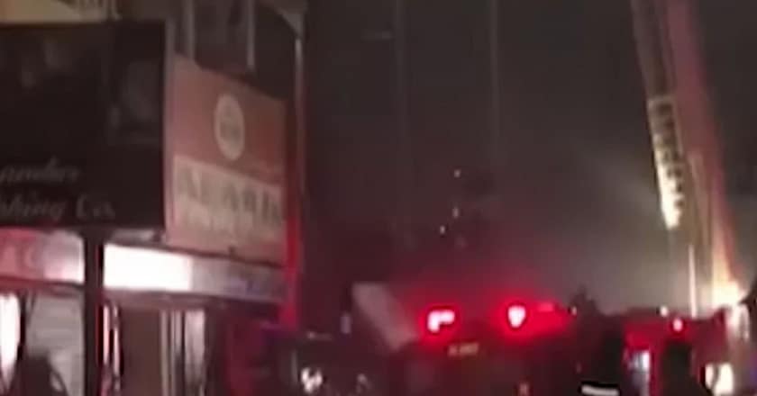 کراچی: آرام باغ کی فرنیچر مارکیٹ میں آگ لگ گئی