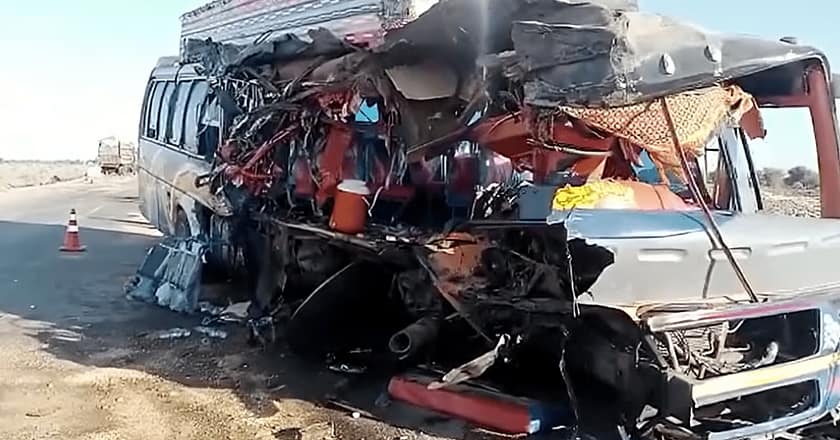 کرک: بریک فیل ہونے پر ٹرالر کی گاڑیوں کو ٹکر، 12 افراد جاں بحق