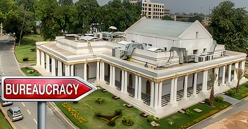 پنجاب کی بیوروکریسی میں الٹی گنگا بہنے لگی، کارکردگی دکھانے والی افسر کو عہدے سے ہٹا دیا