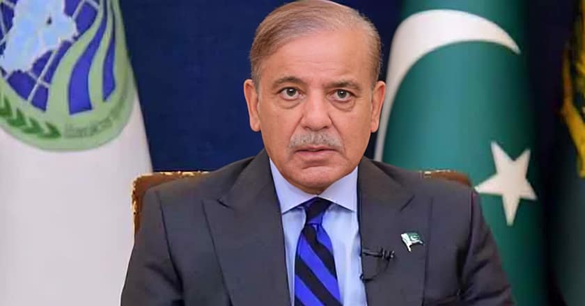 پاک فوج سرحدوں کی حفاظت کیلئے سیسہ پلائی دیوار کی طرح کھڑی ہے: وزیراعظم