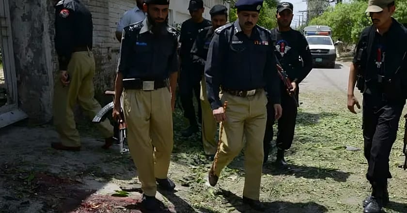 ٹانک: ملزمان پولیس اہلکار کے گھر کو آگ لگا کر اسے ساتھ لے گئے