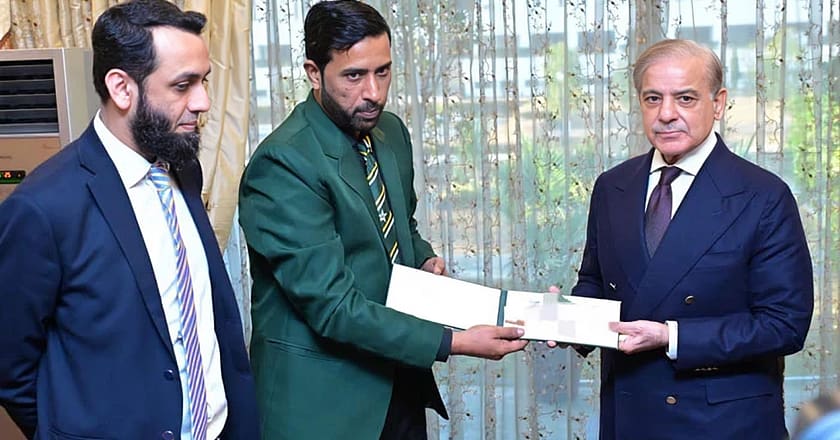 وزیر اعظم نے اسنوکر چیمپئن محمد آصف کو 25 لاکھ کا انعامی چیک پیش کیا