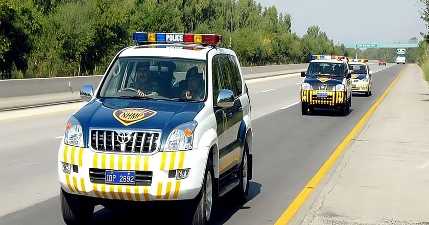 موٹروے پولیس کی کارروائی، لاکھوں روپے مالیت کی منشیات و اسلحہ برآمد