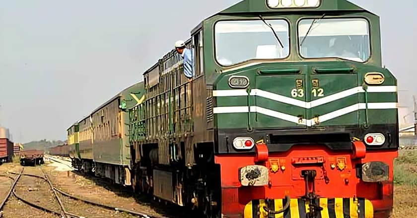 کراچی: ٹک ٹاک بناتے ٹرین کی ٹکر سے باپ اور بیٹا جاں بحق