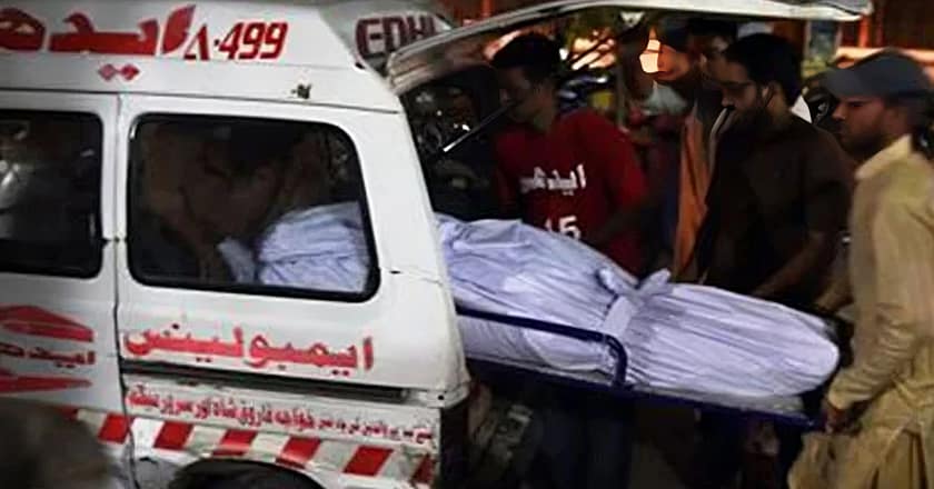 نواب شاہ: زائرین کی وین اور ٹریلر میں ٹکر، 10 افراد جاں بحق